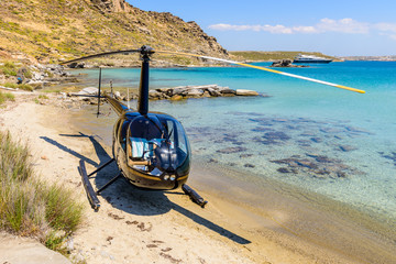 Kleine privéhelikopter op het strand van Paros-eiland, Cycladen, Griekenland.