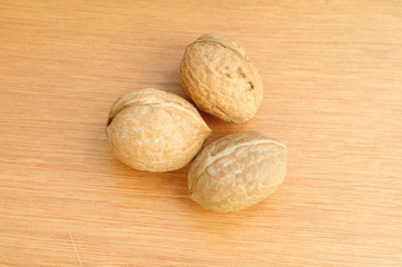 tre noci su sfondo di legno. 