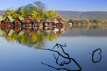 Bunte Fischerhäuser am ufer eines teiches