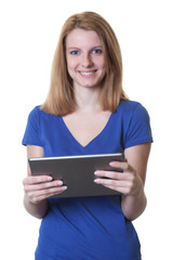 Fröhliche junge Frau mit rötlichen Haaren und Tablet Computer