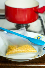 Kochbeutel mit Hirse in einer Küche