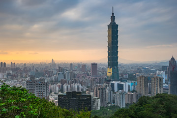 Fototapeta premium Panoramę Tajpej o zachodzie słońca na Tajwanie
