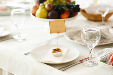 Fototapeta premium seat at the wedding table card cake plate with fruits
