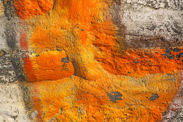 Steinmauer mit orangener Farbe