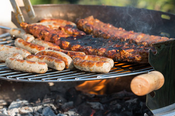 Grill mit Bratwürsten