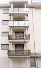 Palazzo a tre piani con terrazzi