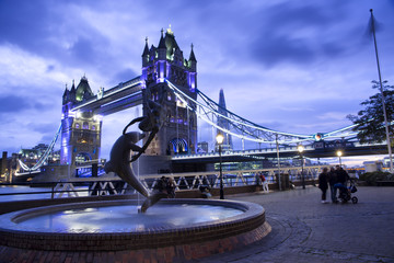 Fontana Ragazza con Delfino Tower Bridge