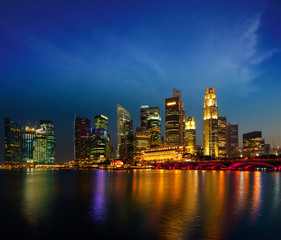 Fototapeta premium Singapur panoramę wieczorem