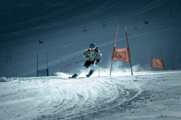 giovane sciatrice in allenamento all'alba