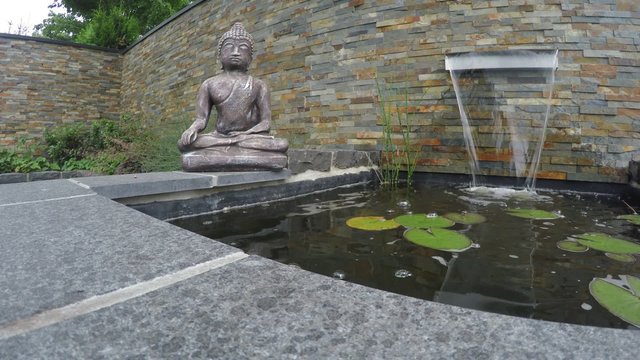 Quellwasser sprudelt aus einem Brunnen
