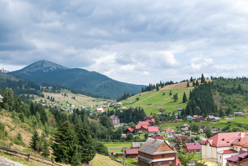 Fototapeta na wymiar View of Ukraine village Polyanitsa in the Carpathian Mountains