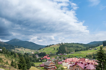 Obraz premium View of Ukraine village Polyanitsa in the Carpathian Mountains