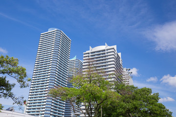 Fototapeta na wymiar 横浜駅周辺の高層ビルとマンション