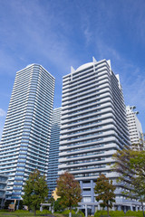 横浜駅周辺の高層ビルとマンション