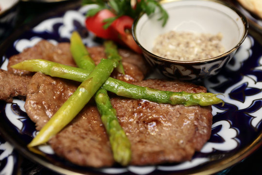 Veal medallions with asparagus