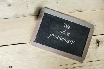 Lavagna con scritta we solve problems