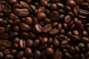 Obraz premium Roasted coffee beans background, close up