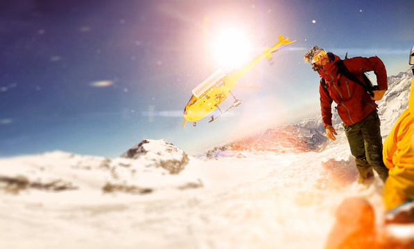 Heli Skiing Snowboarding im Sonnenschein - Team wurde von Hubschrauber auf Gipfel Abgesetzt - Bildstil im Instagrameffekt