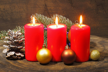 Adventskerzen, Weinachtsdekoration, Tannengrün