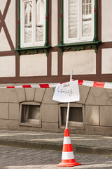 Heute Umzug - Flatterband und Pilone mit Schild bzw Zettel