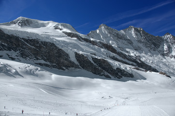 Fototapeta na wymiar glacier skiing at Saas Fee, Switzerland