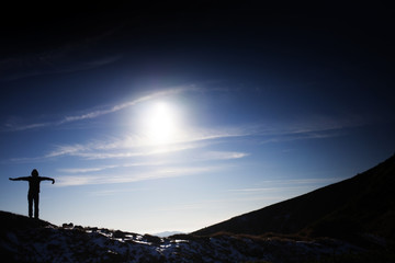 Fototapeta na wymiar Silhouette of a girl on top of a mountain.