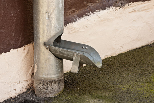 Ge&ouml;ffnete Regenwasserklappe an einem verzinkten Fallrohr