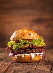 Photo sur Plexiglas Steakhouse Delicious hamburger on wood