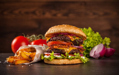 Fototapety  Pyszny hamburger na drewnie