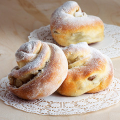 cinnamon roll with apple and powdered sugar