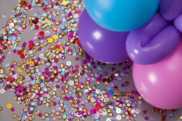 rozsypane kolorowe cekiny i balony © DariuszO