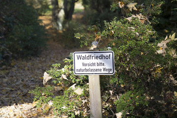Schild zum Waldfriedhof