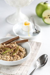 Oats with egg and green apple