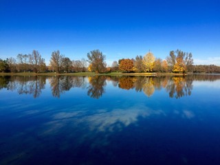 Feringasee bei München in bunten Herbstfarben