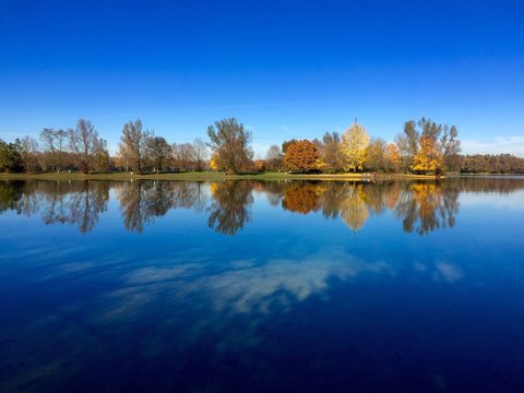Feringasee bei M&uuml;nchen in bunten Herbstfarben