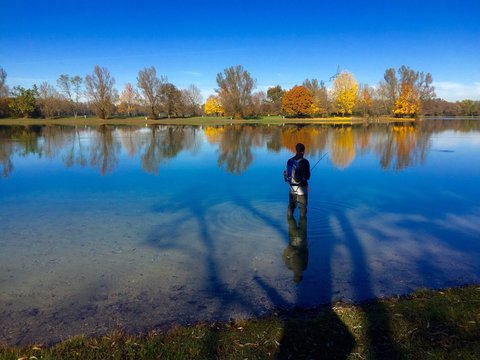 Angler angelt im Feringasee bei M&uuml;nchen