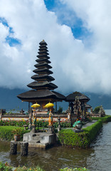 Obraz premium Ancient temple on the coast of Bali