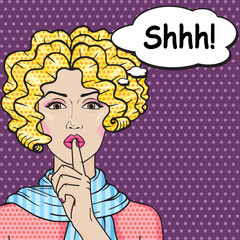 Plakaty  Retro dziewczyna mówi Ciii styl komiksowy pop-artu. Wektor blond kręcone kobieta kładąc jej palec wskazujący na ustach dla cichej ciszy. Gest Ciii.