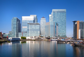 Fototapeta na wymiar LONDON, UK - May 21, 2015: Canary Wharf business and banking district