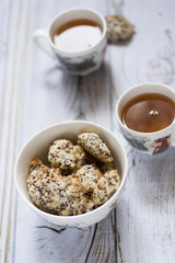 Ciastka kokosanki z herbatą w tle