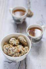 Ciastka kokosanki z herbatą w tle