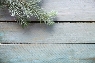 Naklejka premium Christmas tree with frost on old wooden table