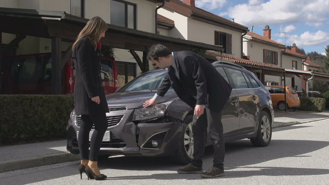 Man blaming woman for car accident