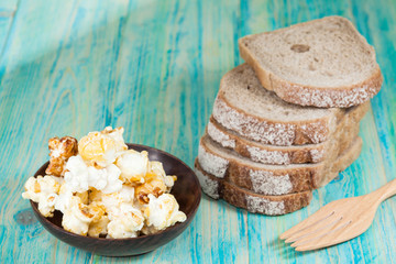 sliced rye bread and pop corn
