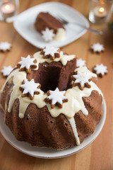 Fototapeta na wymiar Lebkuchen Gugelhupf mit Zimtsternen 