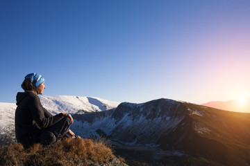Fototapeta premium Girl resting in the mountains.