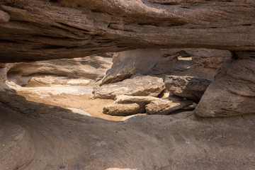 Obraz premium Hole of scoured large stone