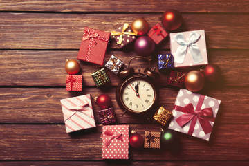 Fototapeta premium alarm clock and christmas baubles