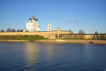 Троицкий собор и стены Псковского кремля октябрьским вечером