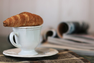 Magazines coffee croissant
